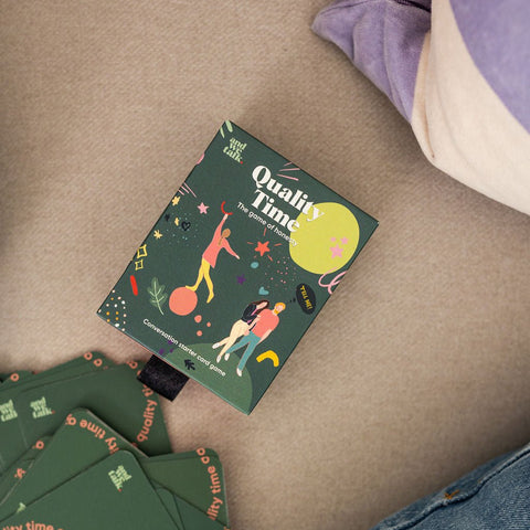 La boîte et les cartes Quality Time sur le canapé