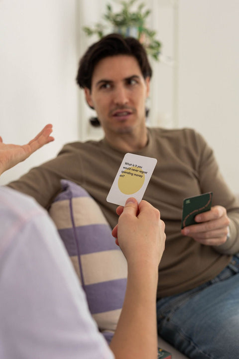 Un homme écoute pendant qu'on lit une carte question Quality Time