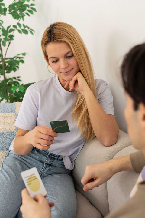 Une femme lit une carte Quality Time avec son partenaire