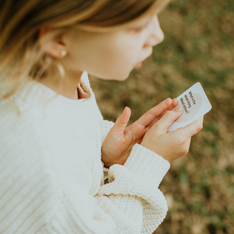 Une fille lit une carte question