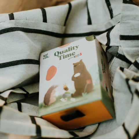 La boîte Quality Time Kids sur une couverture rayée