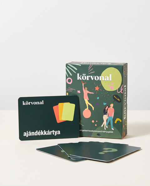 körvonal ajándékkártya a körvonal kártyajáték doboza mellett